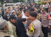Pendemo Pro dan Kontra Prabowo-Gibran Saling Serang, Polisi Blokade Jalan Menuju Istana Presiden