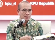 Ketua KPU Diberi Kue Ultah oleh Caleg PSI