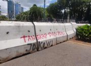 Kantor KPU Dikepung Pendemo, Terbentang Tulisan Tangkap dan Adili Jokowi