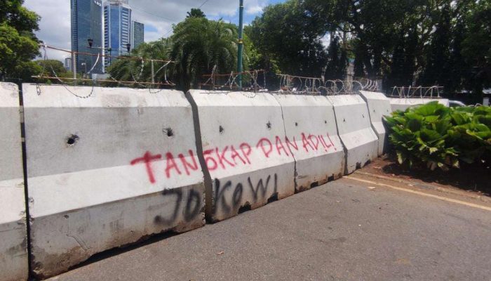 Kantor KPU Dikepung Pendemo, Terbentang Tulisan Tangkap dan Adili Jokowi
