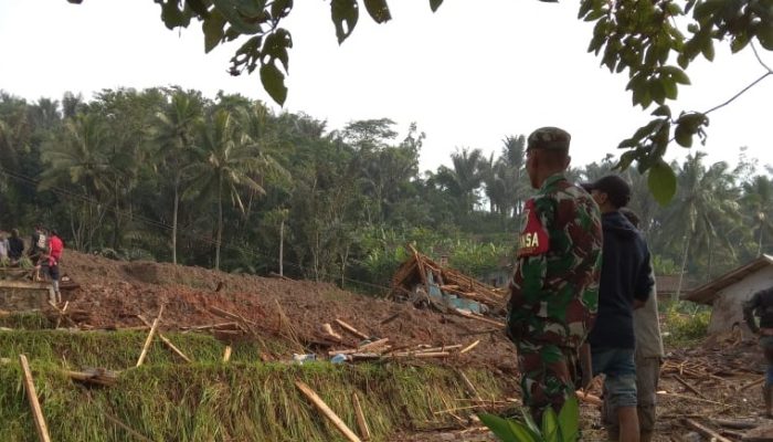 Longsor di Kampung Gintung : 10 Orang Hilang, 25 Rumah Rusak Parah dan 225 Warga Lainnya Mengungsi