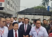 Pasangan AMIN Jabat Tangan Pengacara Prabowo-Gibran di Ruang Sidang MK
