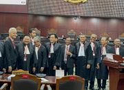 Dibalik Sidang Sengketa Pemilu di MK, Ganjar-Mahfud Foto Bersama dan Salaman dengan Tim Hukum Prabowo-Gibran