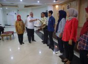 Tebarkan Semangat Ramadan, DWP Kemenpora RI Bagi Paket Sembako