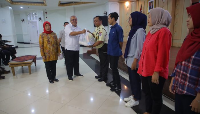 Tebarkan Semangat Ramadan, DWP Kemenpora RI Bagi Paket Sembako
