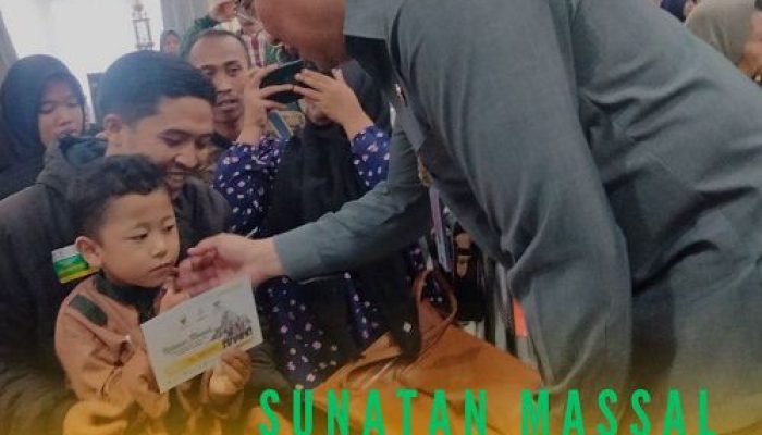 Pj Bupati Sumedang Yudia Ramli Bagikan “Uang Kadeudeuh” ke 109 Anak Peserta Sunatan Massal