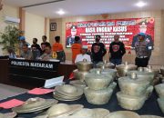 Polisi Kembalikan Alat Musik Gamelan Hasil Curian Kepada Pengurus Banjar