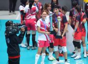 Artis Donna Agnesia turut meramaikan pertandingan ekshibisi Fun Volley Ball di Indonesia Arena