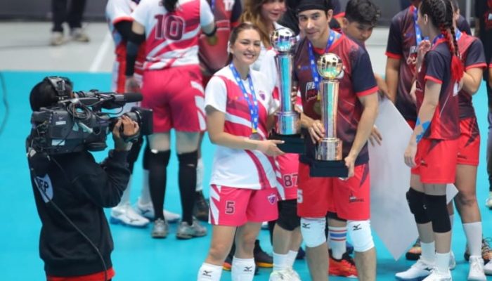 Artis Donna Agnesia turut meramaikan pertandingan ekshibisi Fun Volley Ball di Indonesia Arena