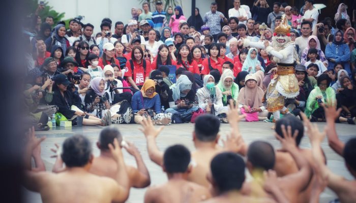 Tim Red Sparks Berkesempatan Merasakan Massage Tradisional Indonesia dan mengunjungi TMII Sebelum Balik Ke Korsel