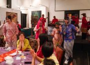 Red Sparks Tim Voli Korsel kompak Menggenakan baju tradisional Indonesia