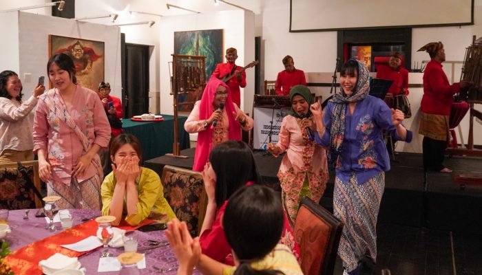 Red Sparks Tim Voli Korsel kompak Menggenakan baju tradisional Indonesia