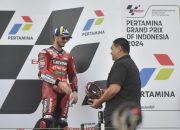 Menpora Dito Berikan Penghargaan kepada Francesco Bagnaia dalam MotoGP Mandalika 2024
