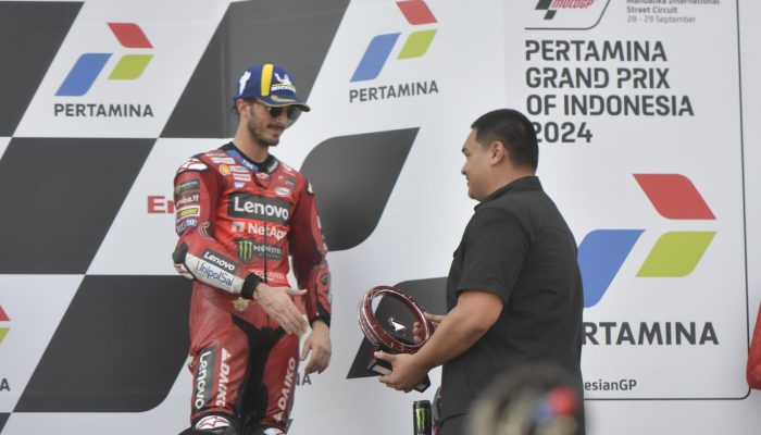 Menpora Dito Berikan Penghargaan kepada Francesco Bagnaia dalam MotoGP Mandalika 2024