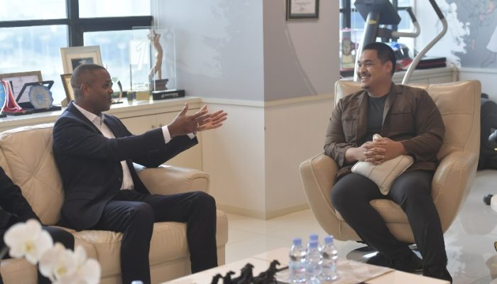 Menpora Dito Diskusi dengan Pelatih Baru Timnas Patrick Kluivert
