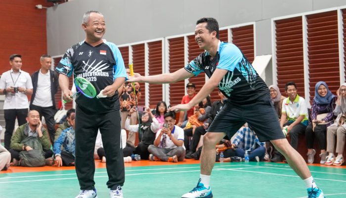 Penutupan Liga Bulutangkis Kemendikdasmen 2025 Meriah Wamenpora Taufik dan Mendikdasmen Menang di Laga Eksibisi